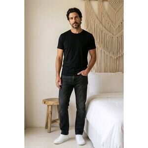 Men's Levis 559 Relaxed Fit in Black. Size 28x30.